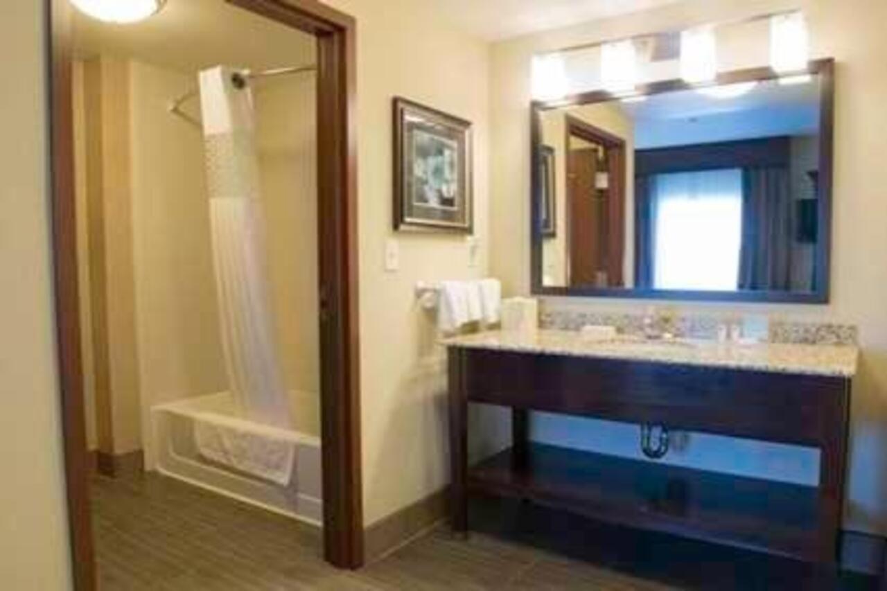 Hampton Inn & Suites Bismarck Northwest Екстериор снимка
