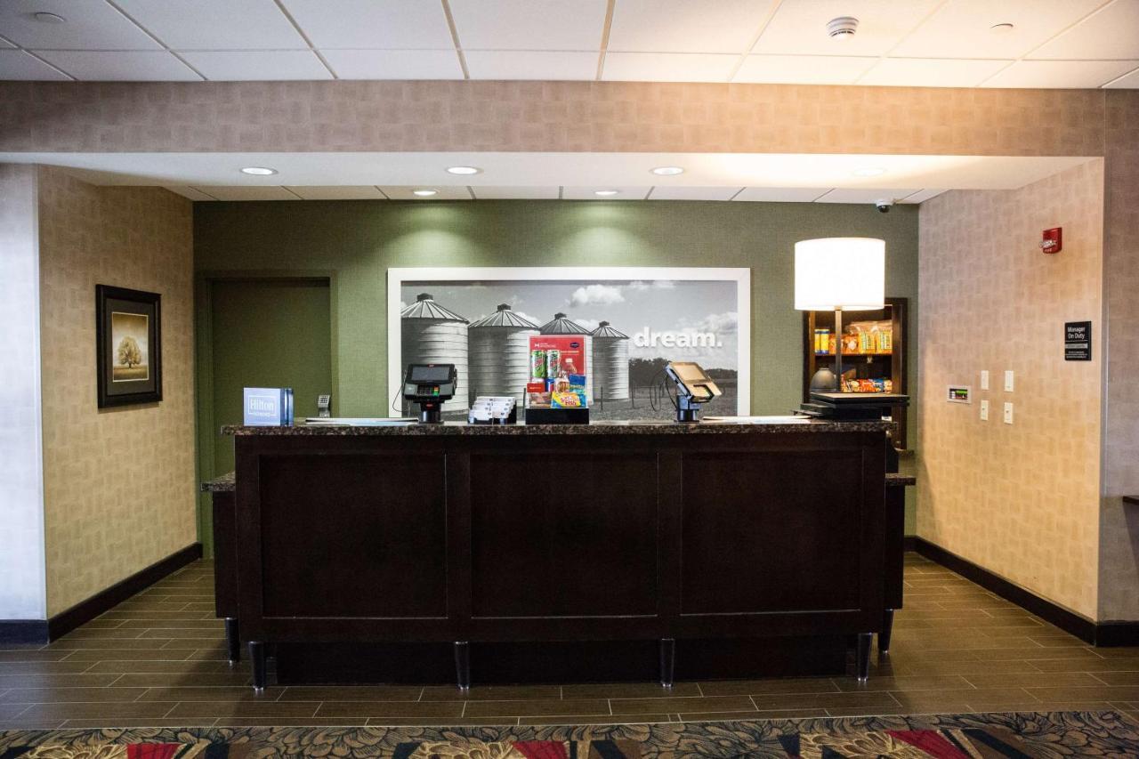 Hampton Inn & Suites Bismarck Northwest Екстериор снимка