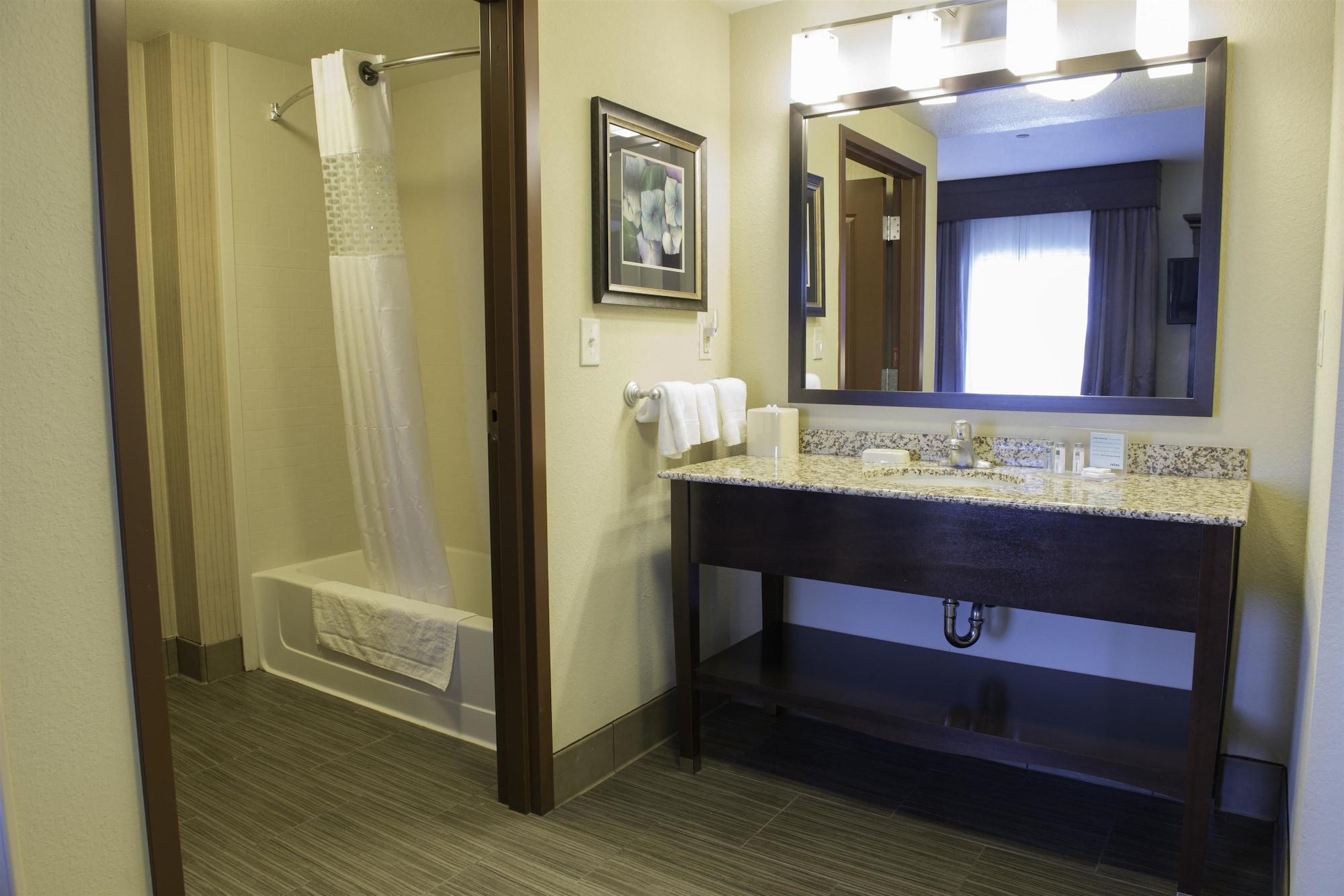 Hampton Inn & Suites Bismarck Northwest Екстериор снимка