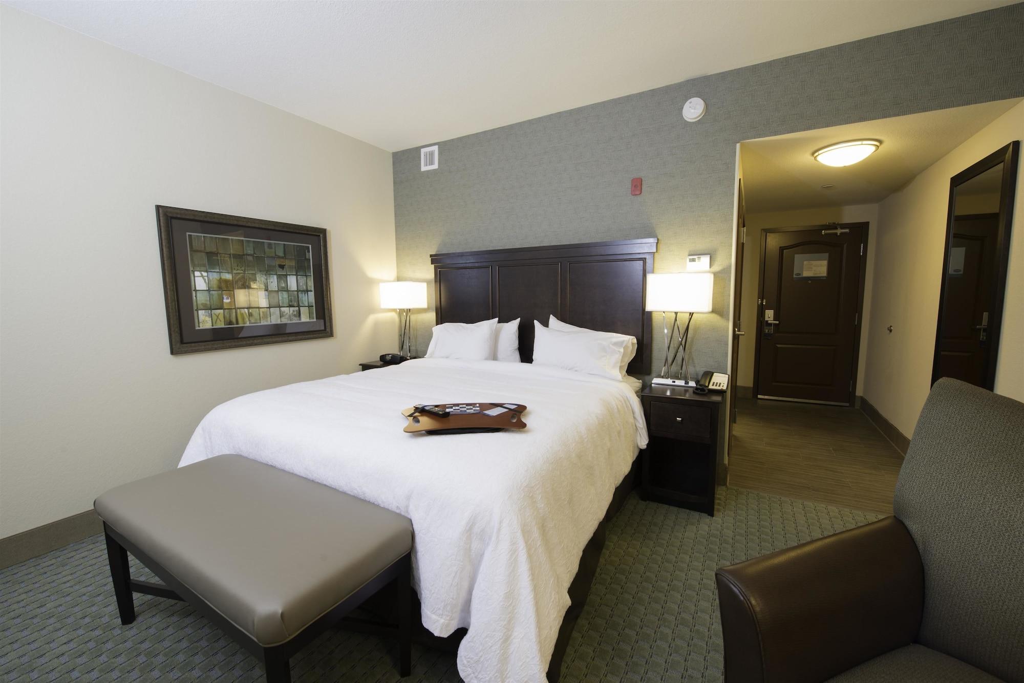 Hampton Inn & Suites Bismarck Northwest Екстериор снимка