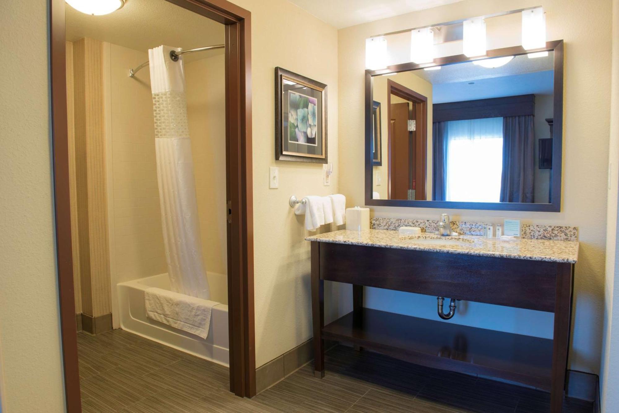 Hampton Inn & Suites Bismarck Northwest Екстериор снимка