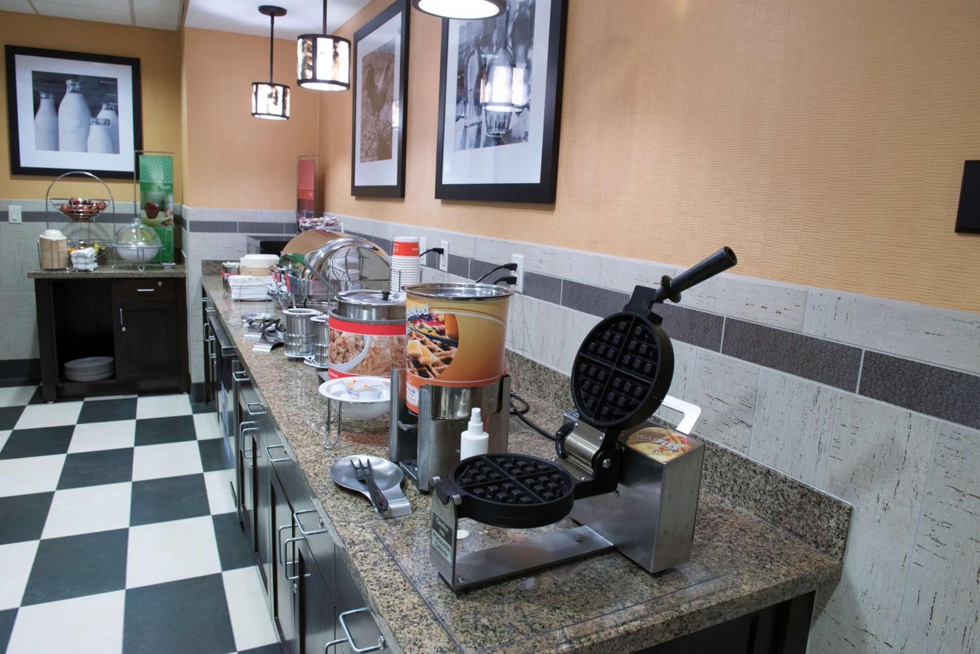 Hampton Inn & Suites Bismarck Northwest Екстериор снимка