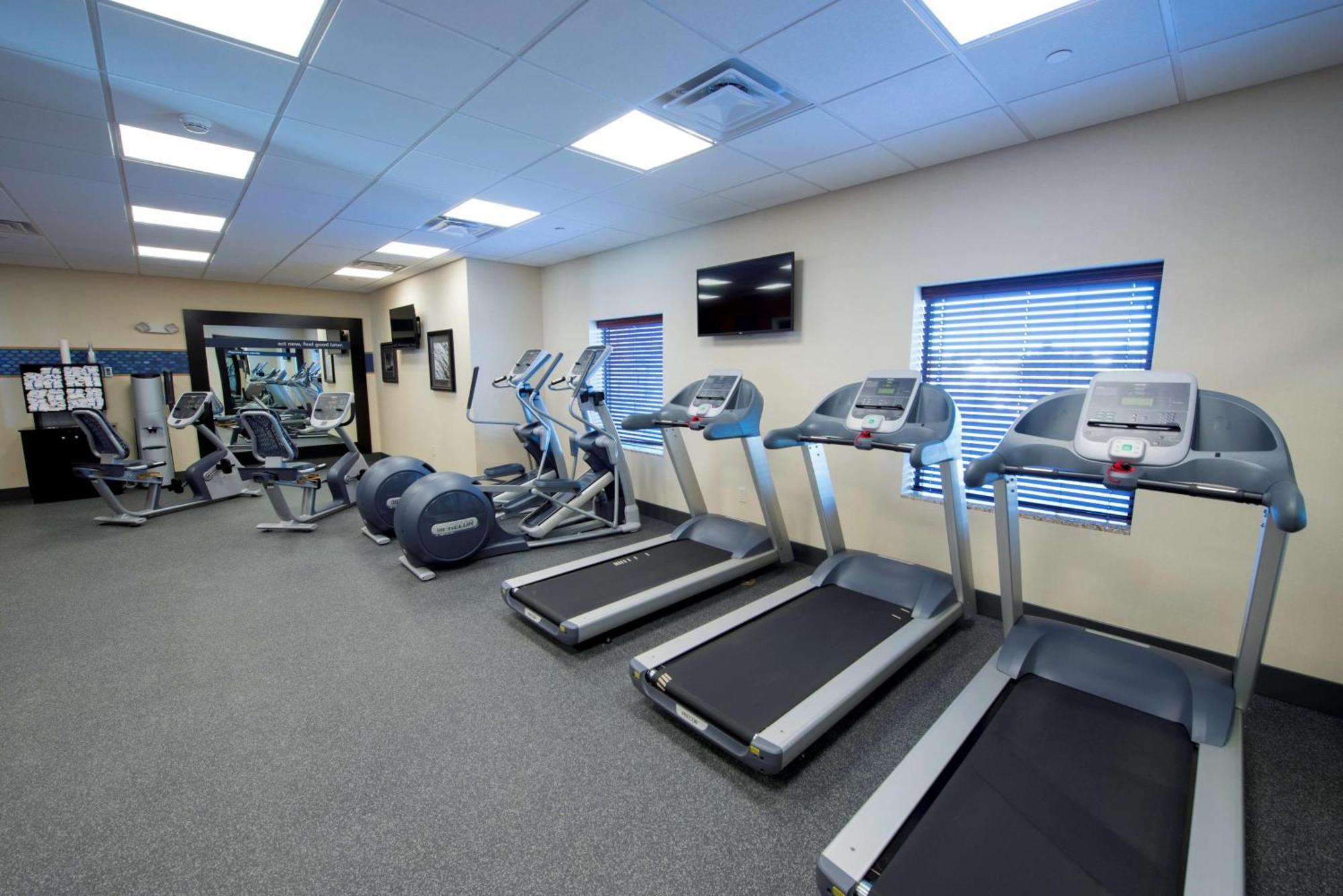 Hampton Inn & Suites Bismarck Northwest Екстериор снимка