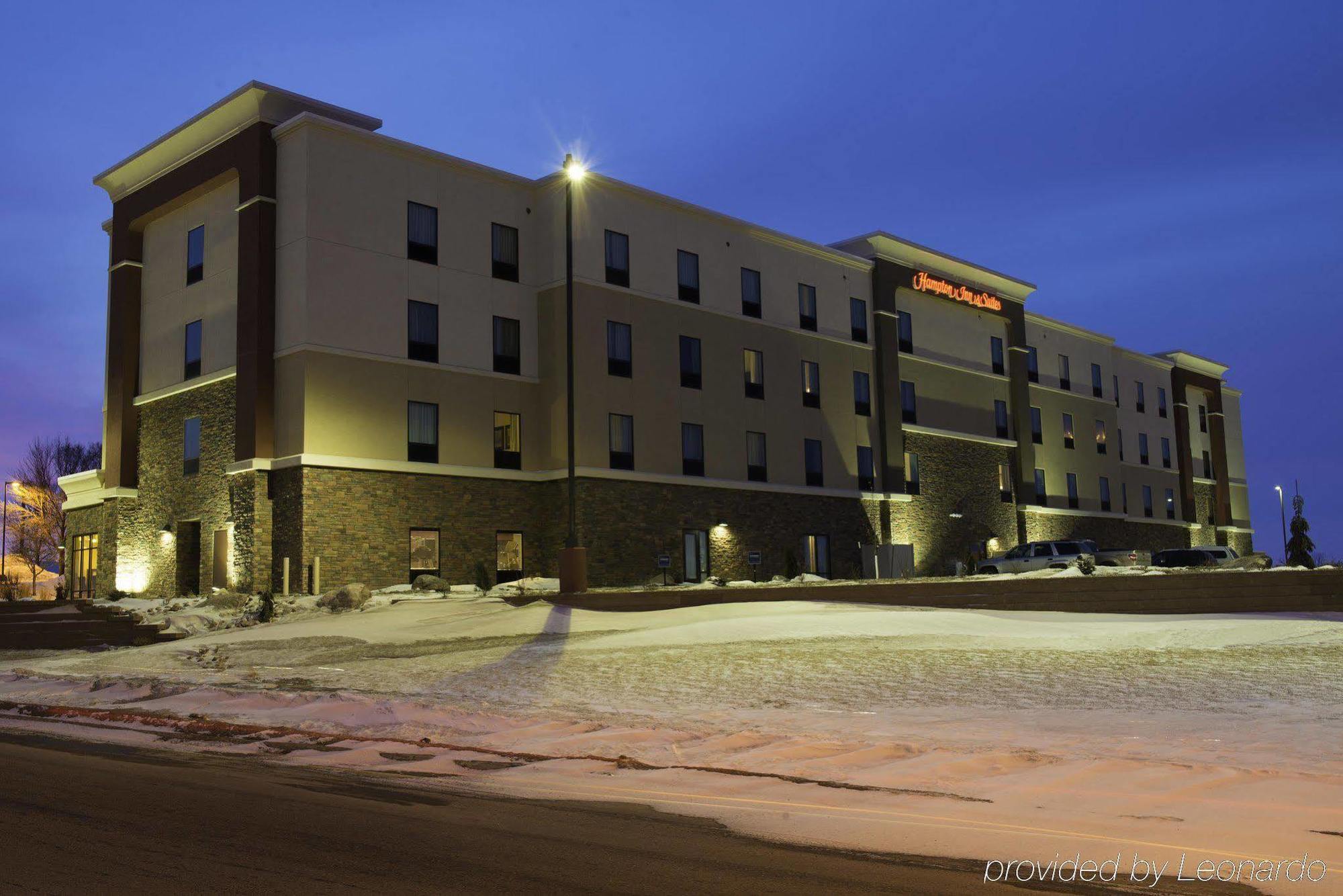 Hampton Inn & Suites Bismarck Northwest Екстериор снимка